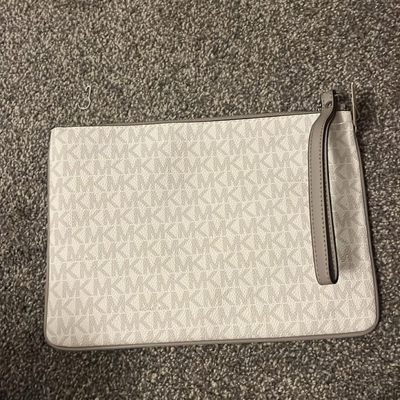 NWT michael kors wristlet - Picture 2 of 3
